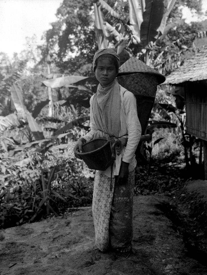 Alisa med ryggkorg. Datum, Dec. 1919. Ort, Pinapoean. Ost-Celebes. Pinapoean. Indonesien - SMVK - 022186
