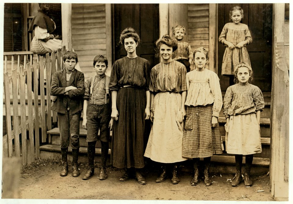 All 6 work in King Mill, Augusta, Ga. Little girl on end has been there 1 year helping. LOC nclc.01647