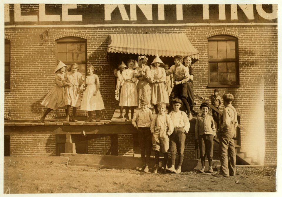 All are workers in Knoxville Knitting Mills. Smallest boy 'ravels,' smallest girl is a steady worker. LOC nclc.02020