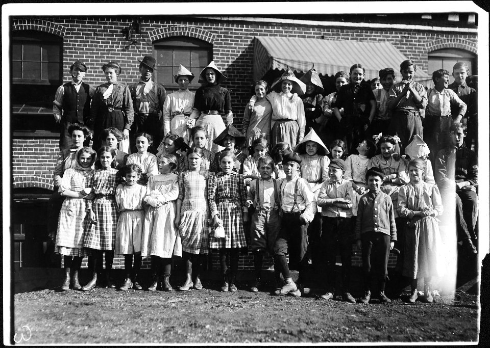 All are workers in Knoxville Knitting Mills. Smallest boy ravels, smallest girl is a steady worker. Knoxville, Tenn. - NARA - 523371
