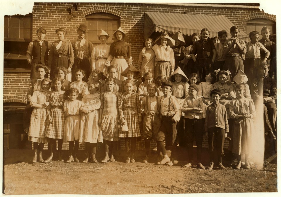 All are workers in Knoxville Knitting Mills. Smallest boy 'ravels,' smallest girl is a steady worker. LOC nclc.02019