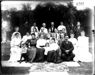 Allen Welsh family portrait 1905 (3194708663) photo