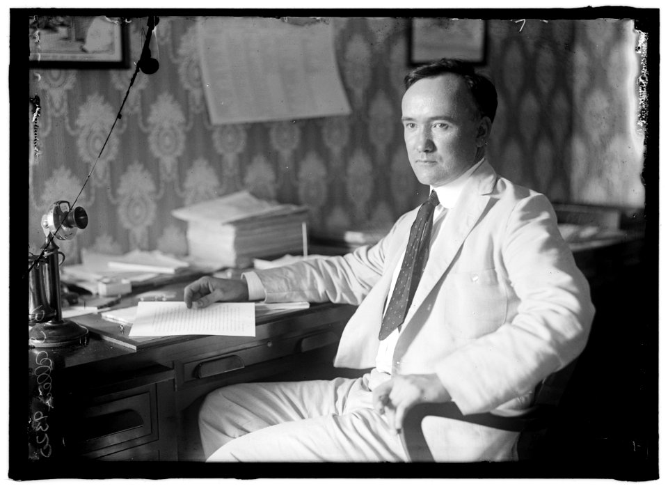 ALLEN, BEN S. CHF. PUB. INF. DIV. FOOD ADMIN. LCCN2016868252