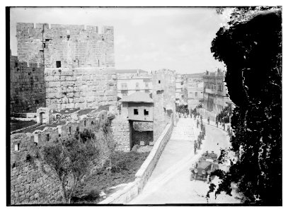 Allenby arriving to read proclamation at Tower of David LOC matpc.08013