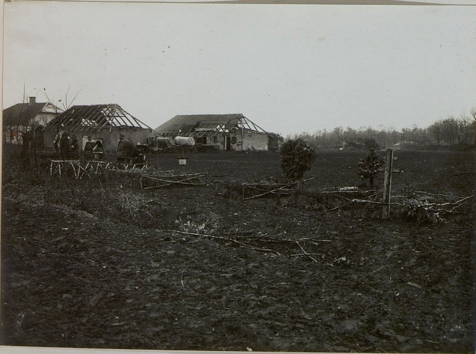 Allerheiligen im Felde. Offziersgräber des Inf.Rgts.Nro.54, beim Jägerhaus im Walde Wygoda. (BildID 15447762)