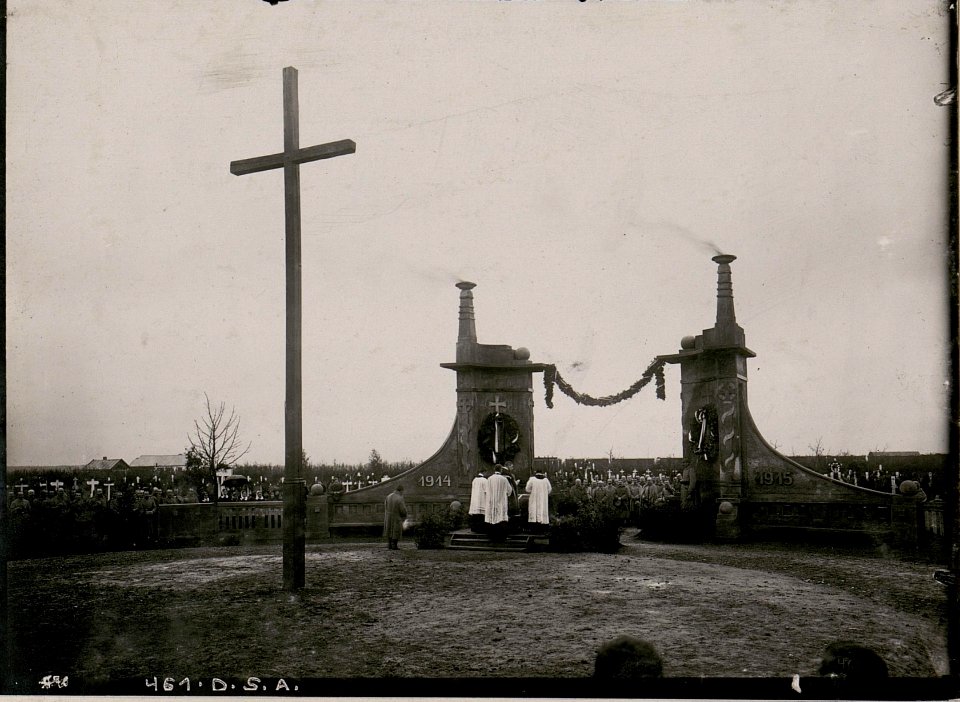 Allerseelenfeier am Heldenfriedhof in Stryj, von Truppen ausgeführtes baukünstlerisches Tor. (BildID 15734375)