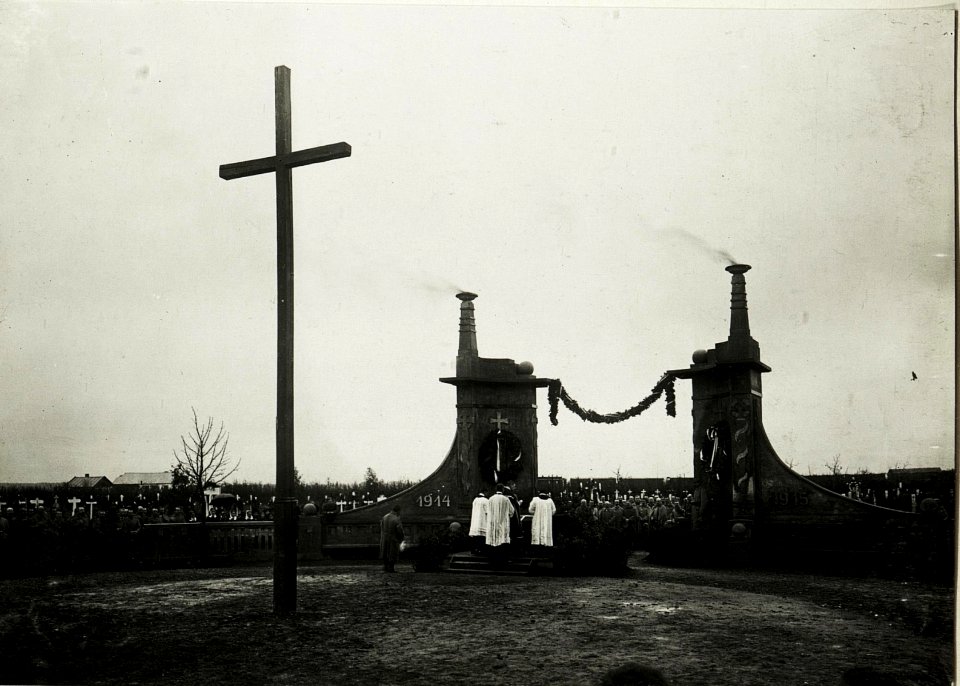 Allerseelenfeier am Heldenfriedhof in Stryj.von Truppen ausgeführtes baukünstl.Tor. (BildID 15432917)