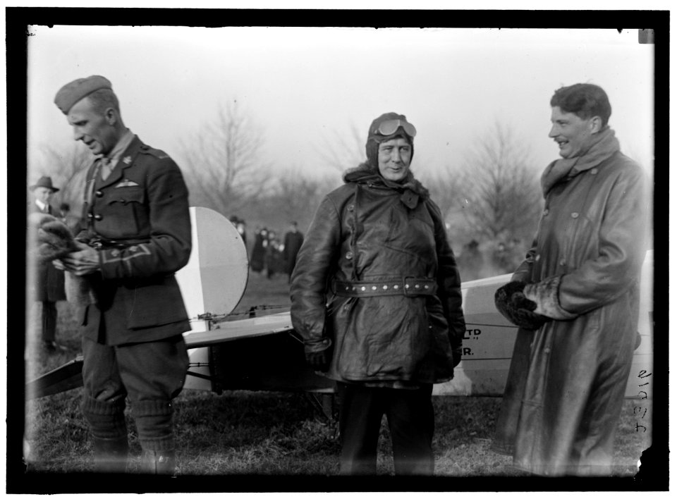 ALLIED AIRCRAFT. DEMONSTRATION AT POLO GROUNDS. COL. CHARLES E. LEE, BRITISH AVIATOR, WITH SEN. NEW LCCN2016868908