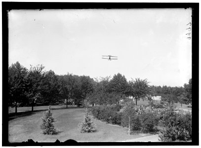 ALLIED AIRCRAFT. DEMONSTRATION AT POLO GROUNDS. EARLY THOMAS-MORSE AMERICAN PLANE LCCN2016868424