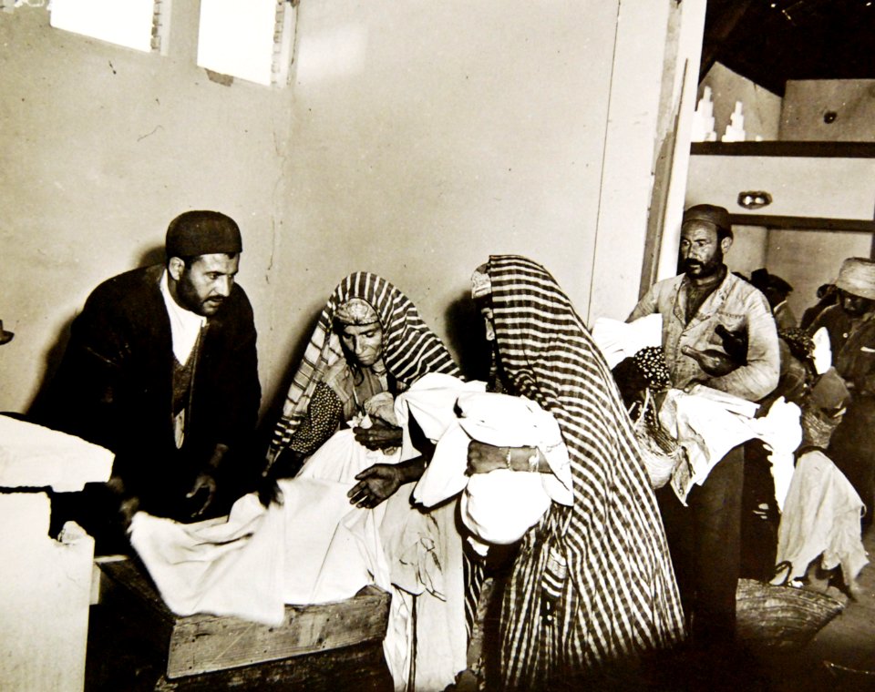 Allied civilian relief groups market to sell goods at cost, Mejez-El-Bab, Tunisia, 1943 (35100411190)
