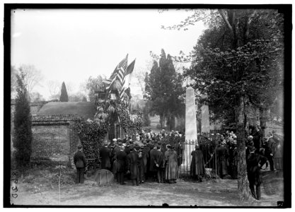 ALLIED COMMISSION TO U.S. AT MOUNT VERNON- GROUPS AT TOMB OF WASHINGTON LCCN2016867666