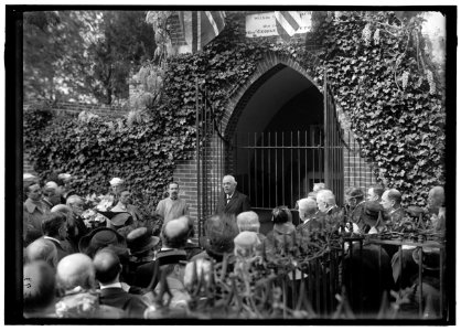 Allied Commission to U.S. at Mount Vernon- Groups at Tomb of Washington LCCN2016867675