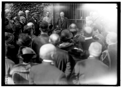 ALLIED COMMISSION TO U.S. AT MOUNT VERNON- VIVIANI SPEAKING AT TOMB OF WASHINGTON LCCN2016867670