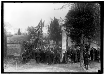 ALLIED COMMISSION TO U.S. AT MOUNT VERNON- GROUPS AT TOMB OF WASHINGTON LCCN2016867665