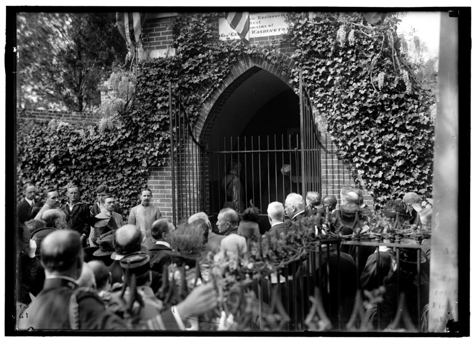 ALLIED COMMISSION TO U.S. AT MOUNT VERNON- GROUPS AT TOMB OF WASHINGTON LCCN2016867669