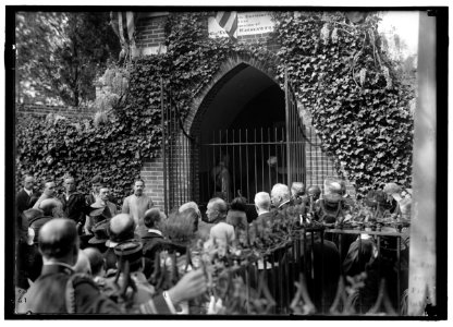 ALLIED COMMISSION TO U.S. AT MOUNT VERNON- GROUPS AT TOMB OF WASHINGTON LCCN2016867669