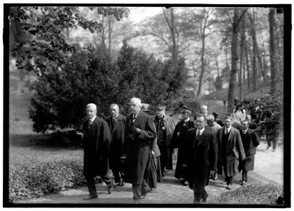ALLIED COMMISSION TO U.S. AT MOUNT VERNON. IN GROUPS STROLLING ABOUT GROUNDS, MOST IMPORTANT PERSONS ONLY- LANSING; VIVIANI; BALFOUR; JOFFRE; CHOCHEPRAT LCCN2016867680