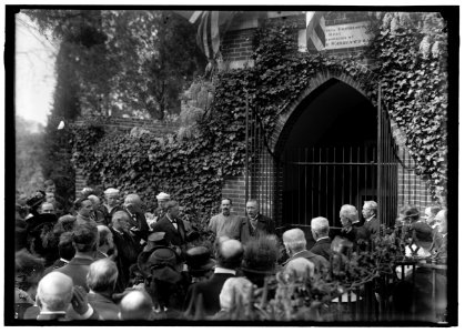 ALLIED COMMISSION TO U.S. AT MOUNT VERNON- VIVIANI SPEAKING AT TOMB OF WASHINGTON LCCN2016867673