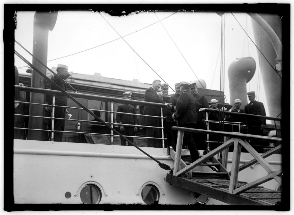 ALLIED COMMISSION TO U.S. BOARDING MAYFLOWER FOR TRIP TO MOUNT VERNON- DANIELS ON BOARD RECEIVING THE COMMISSION LCCN2016867694