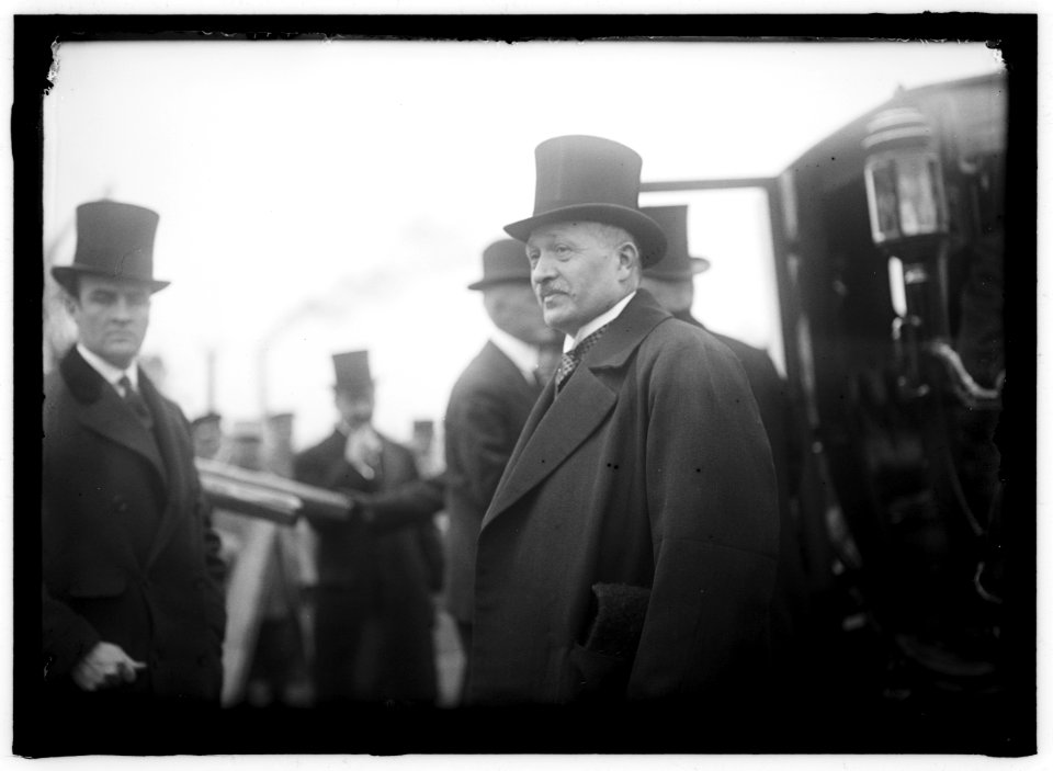 ALLIED COMMISSION TO U.S. BOARDING MAYFLOWER FOR TRIP TO MOUNT VERNON- VIVIANI LCCN2016867696