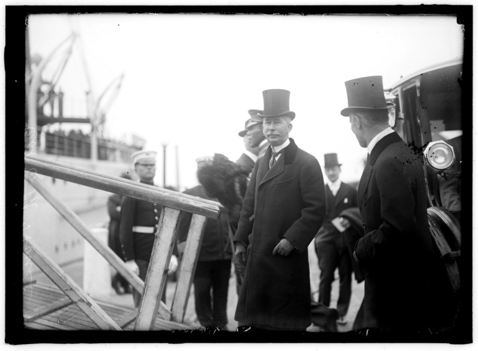 ALLIED COMMISSION TO U.S. BOARDING MAYFLOWER FOR TRIP TO MOUNT VERNON- COL. HOUSE LCCN2016867693