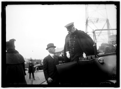 ALLIED COMMISSION TO U.S. BOARDING MAYFLOWER FOR TRIP TO MOUNT VERNON- GENERAL H.L. SCOTT LCCN2016867702