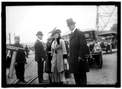 ALLIED COMMISSION TO U.S. BOARDING MAYFLOWER FOR TRIP TO MOUNT VERNON- SECRETARY AND MRS. McADOO LCCN2016867690