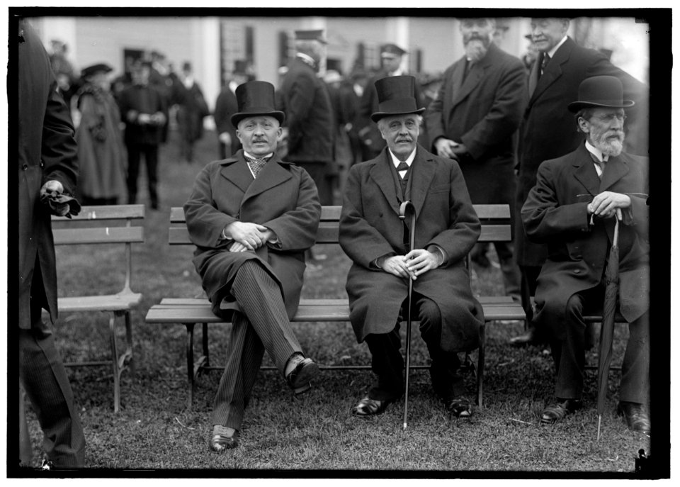 ALLIED COMMISSION TO U.S. SEATED ON LAWN- VIVIANI AND BALFOUR LCCN2016867682
