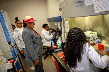 Alma Adams visiting HBCU STEM program 02