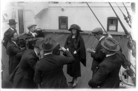 Alma Gluck posed for cameramen with reporters on ship LCCN2002713388