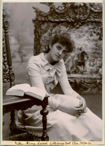 Alma Lund, porträtt - SMV - H5 160