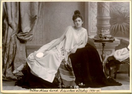 Alma Lund, rollporträtt - SMV - H5 159