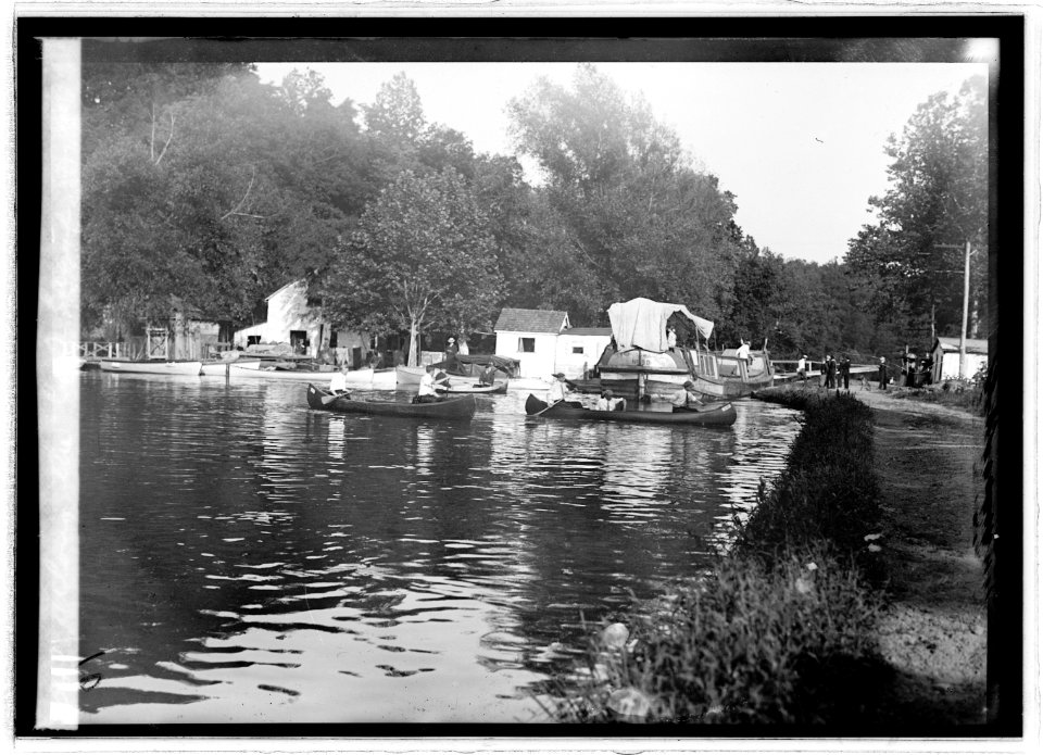 Along the C&O Canal LCCN2016821007
