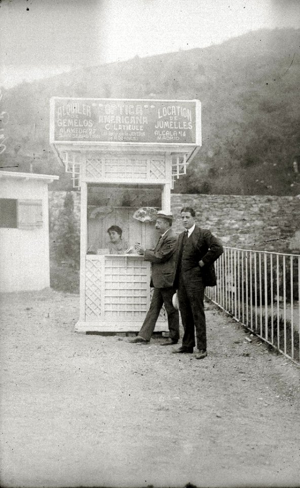 Alquiler de prismáticos en el hipódromo de San Sebastián (1 de 1) - Fondo Car-Kutxa Fototeka