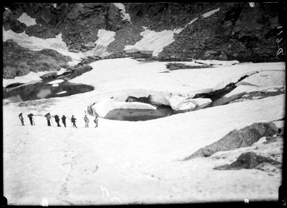 Alpinistes en una glacera sobre el llac deth Hòro glaçat