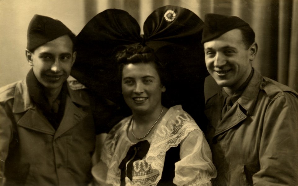 Alsacienne en costume traditionnel filleuls de guerre 1944
