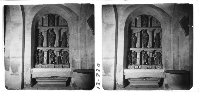 Altar amb sants a l ' interior d ' una església de Vallclara