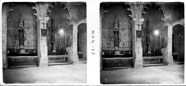 Altar de l'església de Sant Llorenç amb un retaule de pedra