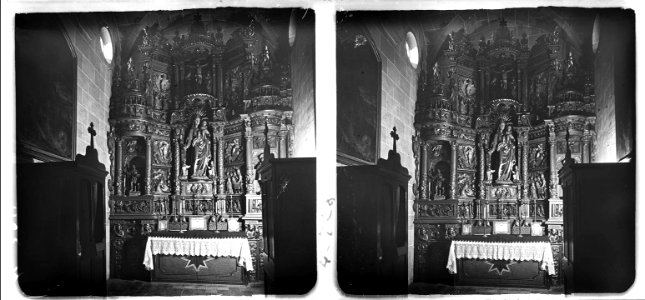 Altar del Roser a l ' interior d ' una església de Monistrol de Montserrat