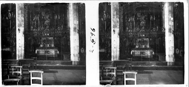 Altar negre d ' alabastre a l ' interior de l'església de Santa Maria del Mar de Barcelona
