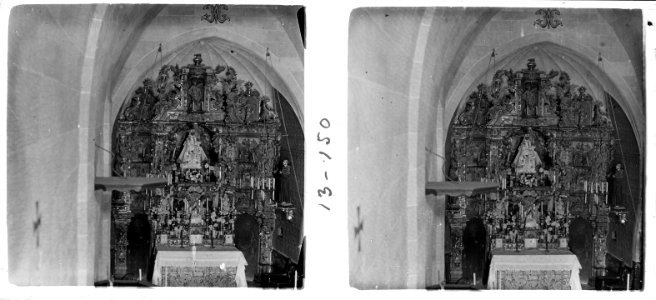 Altar major d'una església de Santiga