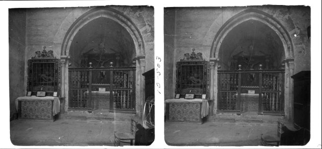 Altar situat al creuer dret de l'església del monestir de Vallbona de les Monges