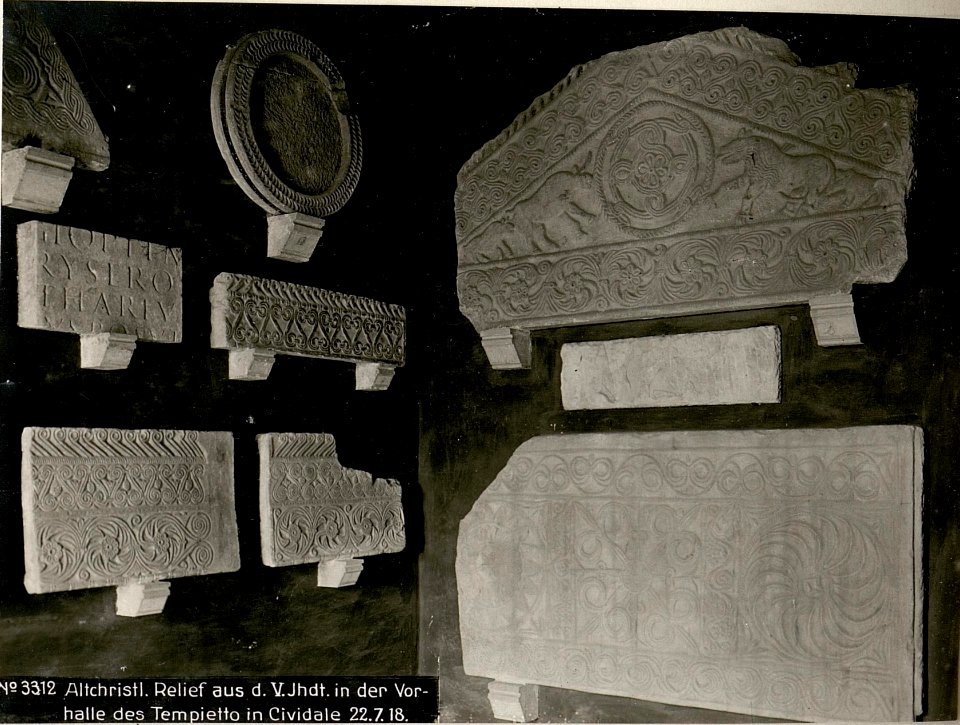 Altchristl. Relief aus d.V.Jhdt. in der Vorhalle des Tempietto in Cividale 22.7.18. (BildID 15620911)
