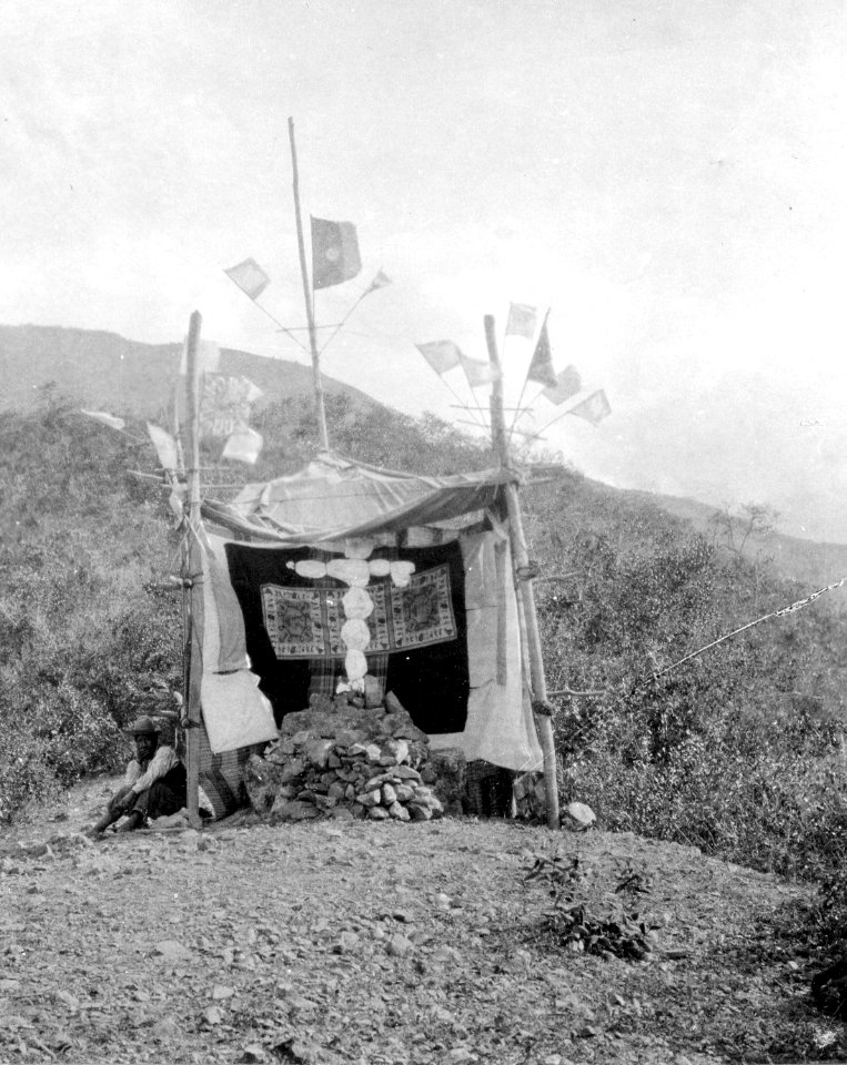 Altare framför vilket indianerna dansa vid korsets fest i Mojos. Moxos Province. Bolivia - SMVK - 002481