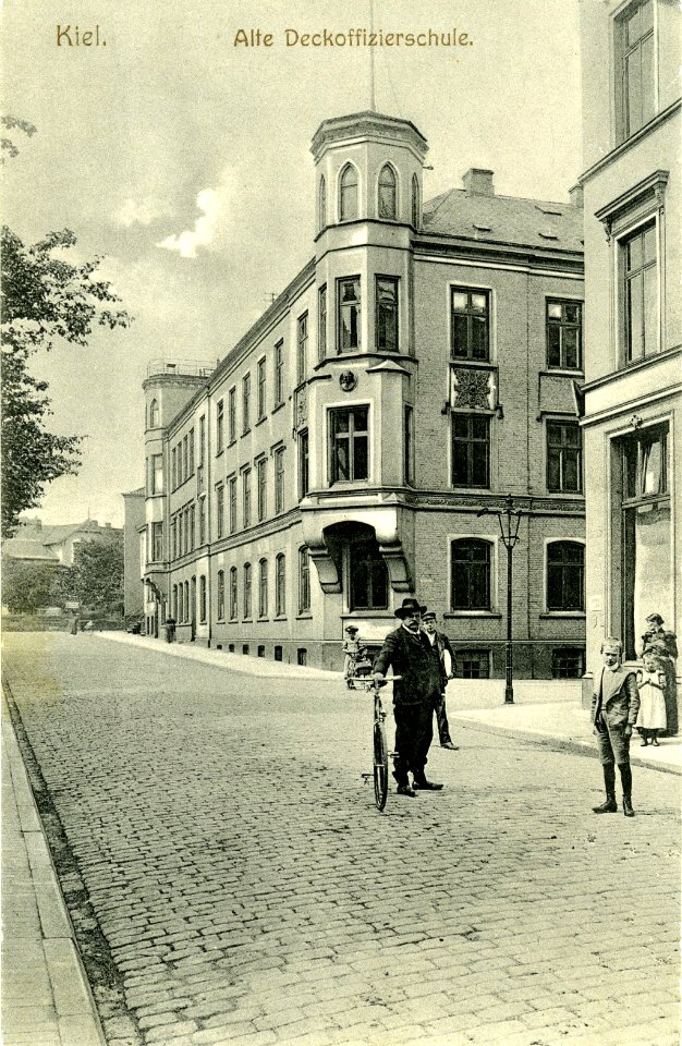 Alte Deckoffizierschule in der Waisenhofstraße, Ecke Muhliusstraße (Kiel 51.623)