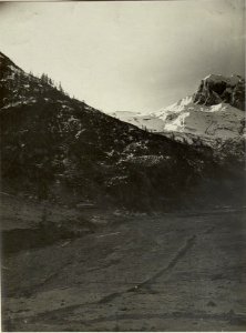 Alte Brennerhütte im Frontale mit ihrem Felszirkus. Links Bataillonskommando in der neuen Brennerhütte X-7, Hptm. Kührer. Standpunkt, Von Westen nach Süden. (BildID 15469453)