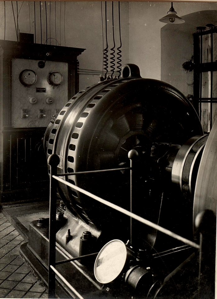 Alte Elektro Zentrale in Mittelbreth, dient als Reserve für das Elektrizitätswerk Unterbreth 500 Volt Drehstrom. Aufgenommen am 19. Mai 1916. (BildID 15475741)