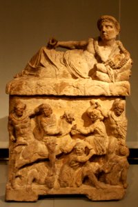 Altes Museum - Aschenkiste mit Deckel, Gelagerter Mann mit Kantharos