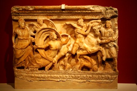 Altes Museum - Vorderseite einer Aschenkiste, Schleifung der Dirke