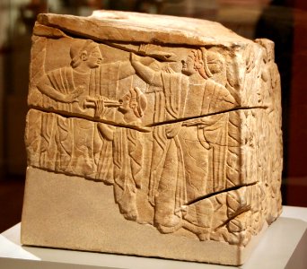 Altes Museum - Basis eines Cippus, Tanzende Mädchen und Jünglinge2